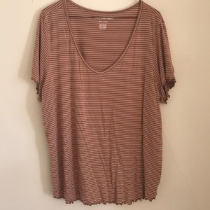 American Eagle lettuce hem tee